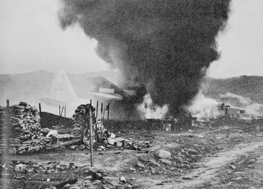 Quân giải phóng bao vây, bắn rơi máy bay vận tải C130 địch dùng để tiếp tế cho căn cứ Khe Sanh. (Nguồn: Tư liệu TTXVN)