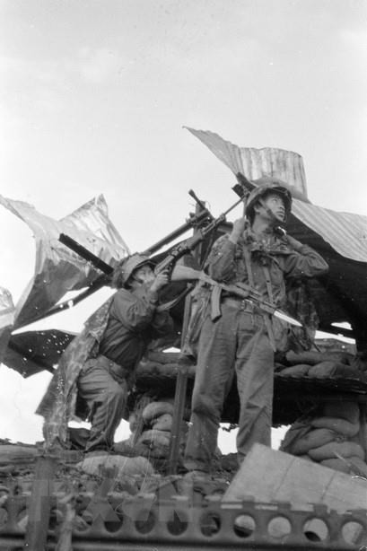 Chiến sỹ quân giải phóng lấy thân mình làm giá súng để bắn máy bay địch. (Nguồn: Tư liệu TTXVN)