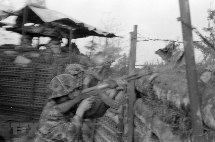 Sau khi đánh chiếm quận lỵ Hướng Hóa, các chiến sỹ quân giải phóng lợi dụng lô cốt địch để đập tan các đợt phản kích và bắn máy bay địch. (Nguồn: Tư liệu TTXVN)