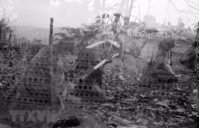 Ngày 20/1/1968, quân và dân Quảng Trị phối hợp với bộ đội chủ lực nổ súng tiến công chi khu quân sự, quận lỵ Hướng Hóa, tiến công điểm cao 832. Trong ảnh: Quân giải phóng dũng mãnh xung phong, tấn công vào đồn địch ở chi khu quân sự quận lỵ Hướng Hóa. (Nguồn: Tư liệu TTXVN)