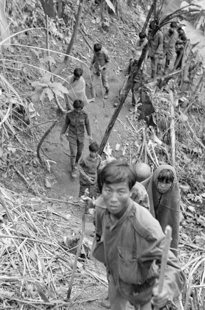 Tù binh ngụy bị quân giải phóng bắt sống tại Làng Vây, ngày 7/2/1968. (Nguồn: Tư liệu TTXVN)