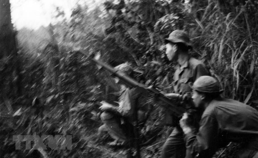 Chiến sỹ Đại đội 8 súng máy cao xạ Quân giải phóng mặt trận Khe Sanh chiến đấu với máy bay Mỹ trên điểm cao 689. (Nguồn: Tư liệu/TTXVN)