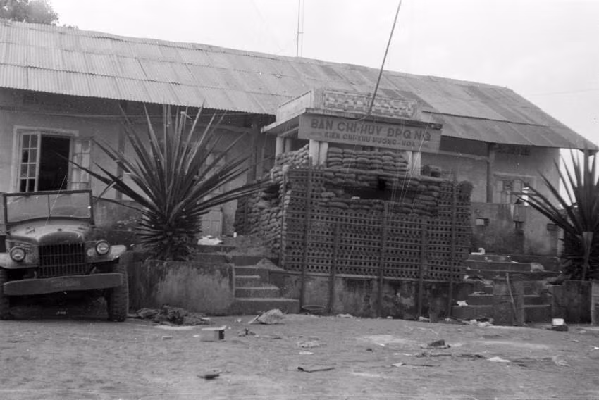 Trụ sở Ban Chỉ huy địa phương quân của ngụy tại quận lỵ Hướng Hóa sau khi bị quân giải phóng Bắc Quảng Trị tấn công, tiêu diệt. (Nguồn: Tư liệu/TTXVN)