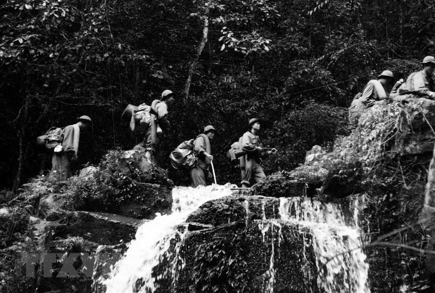 Quân giải phóng Bắc Quảng Trị vượt đèo cao, suối sâu tiến vào mặt trận Khe Sanh. (Nguồn: Tư liệu/TTXVN)