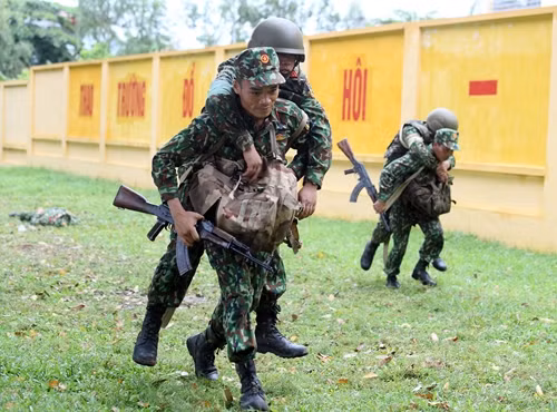 Không phân biệt nam, nữ, các vận động viên của Đội tuyển Quân y Việt Nam đều thực hiện các nhiệm vụ với yêu cầu thể lực cao: Cõng thương binh; vừa lê, trườn trên mặt đất, vừa di chuyển thương binh có trọng lượng lên tới 80kg.