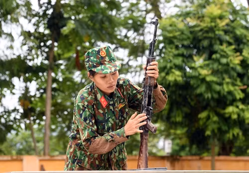 Ném lựu đạn, chạy vượt vật cản, bò qua hàng rào thép gai, tháo lắp súng … là những nội dung của bài thi vượt chướng ngại vật mà cả nam và nữ đều thi và tính giờ.