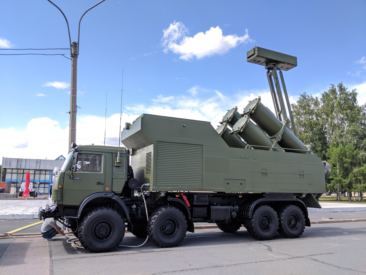 Theo đó tổ hợp tên lửa mới của Kaluga sử dụng tên lửa hành trình chống hạm Kh-35 Uran-E, và được đặt trên khung gầm xe tải đặc chủng KamAZ 6560 bánh lốp (8x8). So với các tổ hợp tên lửa Bal-E cũng do Kaluga phát triển thì Rubezh-ME có kích thước nhỏ gọn và có khả năng cơ động hơn rất nhiều. Hình ảnh Rubezh-ME được giới thiệu tại IMDS năm nay. Nguồn ảnh: bmpd.