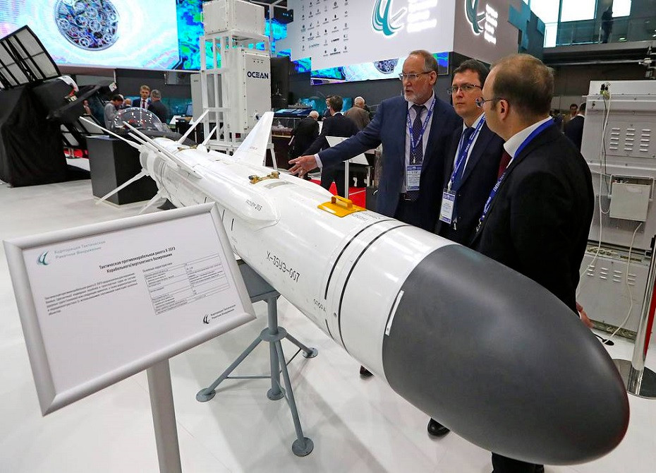 Hiện tại Kh-35 Uran-E là một trong những tên lửa chống hạm xuất khẩu thành công nhất của công nghiệp quốc phòng Nga đang được hơn 10 quốc gia sử dụng trong đó có cả Việt Nam. Tuy nhiên, Hải quân Việt Nam hiện tại chỉ trang bị Uran-E cho các tàu hộ vệ tên lửa Gepard và Molniya. Nguồn ảnh: bmpd.