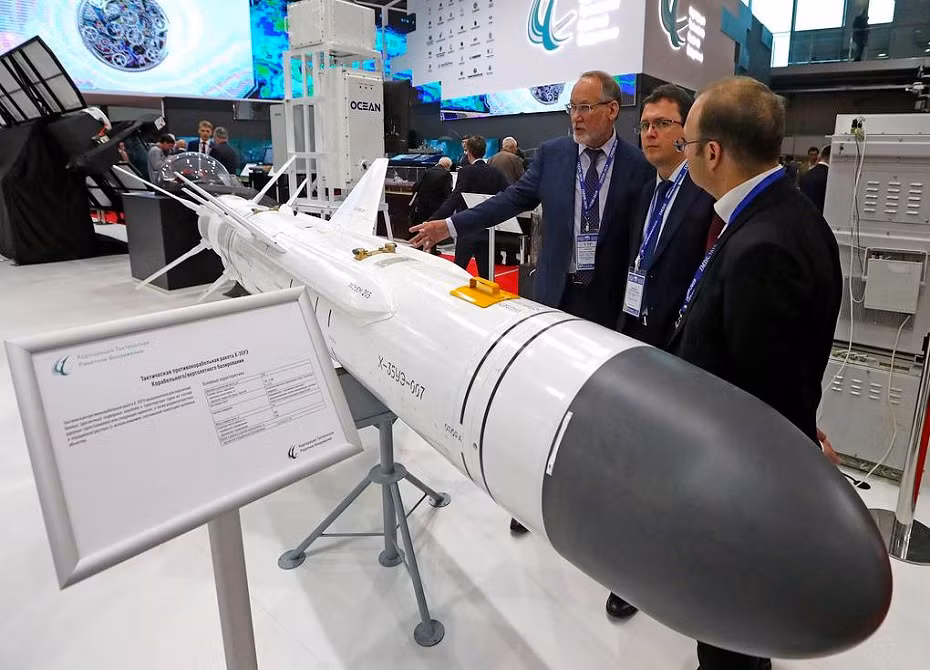 Hiện tại Kh-35 Uran-E là một trong những tên lửa chống hạm xuất khẩu thành công nhất của công nghiệp quốc phòng Nga đang được hơn 10 quốc gia sử dụng trong đó có cả Việt Nam. Tuy nhiên, Hải quân Việt Nam hiện tại chỉ trang bị Uran-E cho các tàu hộ vệ tên lửa Gepard và Molniya. Nguồn ảnh: bmpd.