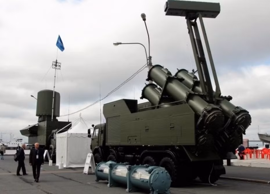 Viết thiết kế hiện đại của Rubezh-ME đây hoàn toàn là ứng viên xứng đáng thay thế cho các tổ hợp 4K51 Rubezh của Hải quân Việt Nam hiện tại, bởi Rubezh “mới” được trang bị tên lửa mạnh hơn hẳn so với 4K51 vì tầm bắn của P-15M chỉ vào khoảng 80km trong khi đó Uran-E có tầm bắn trung bình đa hơn 120km bên cạnh đó nó còn được trang bị cụm phóng 4 tên lửa. Nguồn ảnh: bmpd.