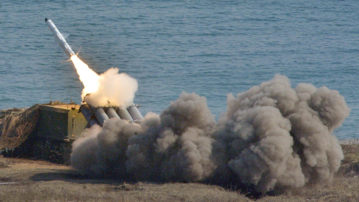 Tên lửa Kh-35 Uran-E (NATO định danh là SS-N-25 Switchblade) là loại tên lửa chống tàu tốc độ cận âm, đa năng, có thể phóng từ nhiều phương tiện khác nhau (tàu chiến, máy bay cánh bằng, trực thăng, bệ phóng di động). Với trọng lượng đầu đạn nặng 145 kg, Kh-35 được cho là có khả năng đánh chìm tàu chiến lượng giãn nước đến 5.000 tấn. Nguồn ảnh: bmpd.