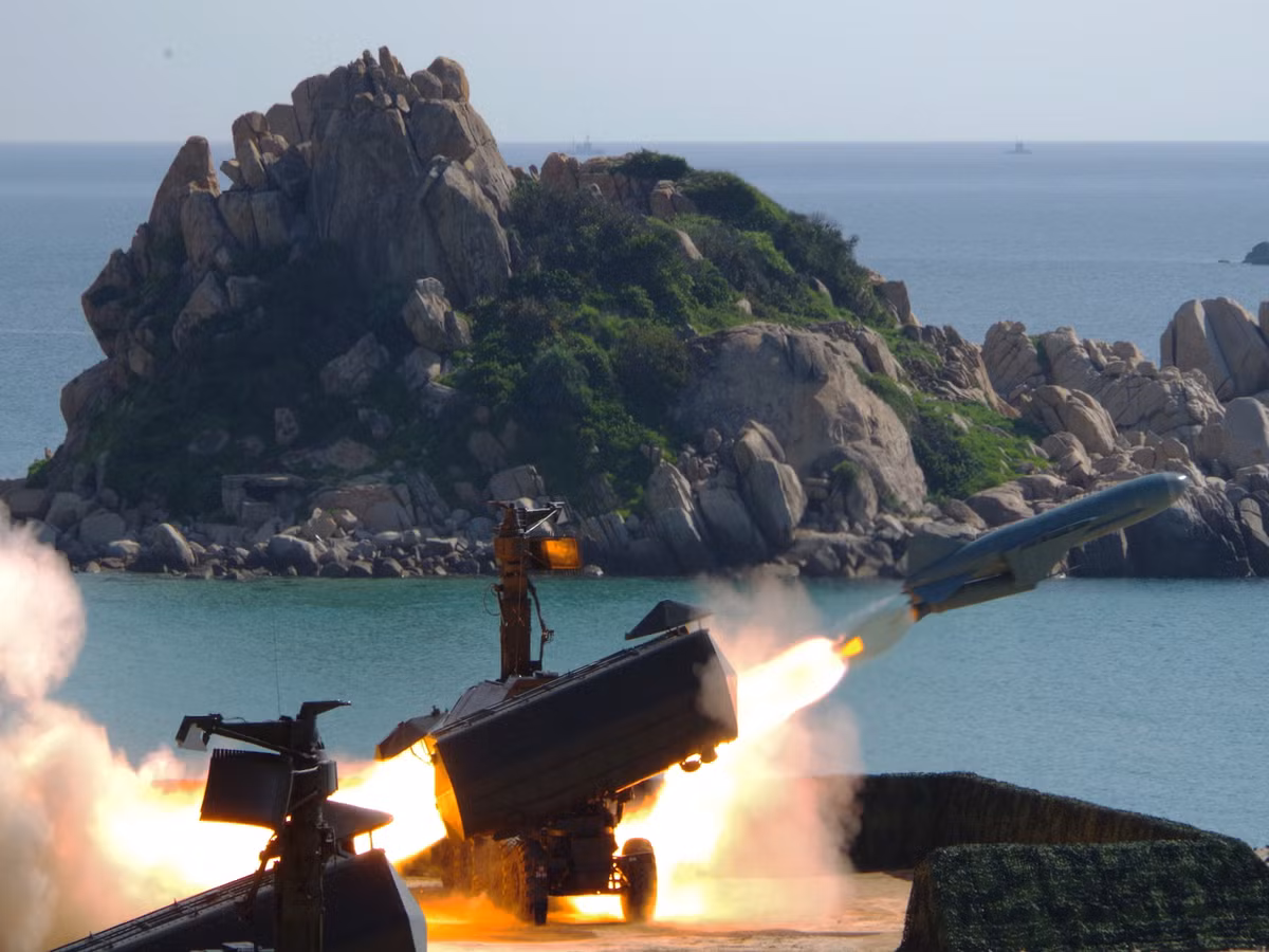 Theo đó tại St. Petersburg, Công ty cổ phần chế tạo máy Kaluga "Typhoon" lần đầu tiên mang đến triển lãm hải quân IMDS một tổ hợp tên lửa phòng thủ bờ biển hoàn toàn mới có định danh là “Rubezh-ME”, và theo đại diện của công ty Kaluga đây là ứng viên thay thế cho tổ tên lửa phòng thủ bờ biển 4K51 Rubezh do Liên Xô phát triển trước đây. Trong ảnh là tổ hợp 4K51 Rubezh của Hải quân Việt Nam trong diễn tập bắn đạn thật gần đây. Nguồn ảnh: spacebattles.