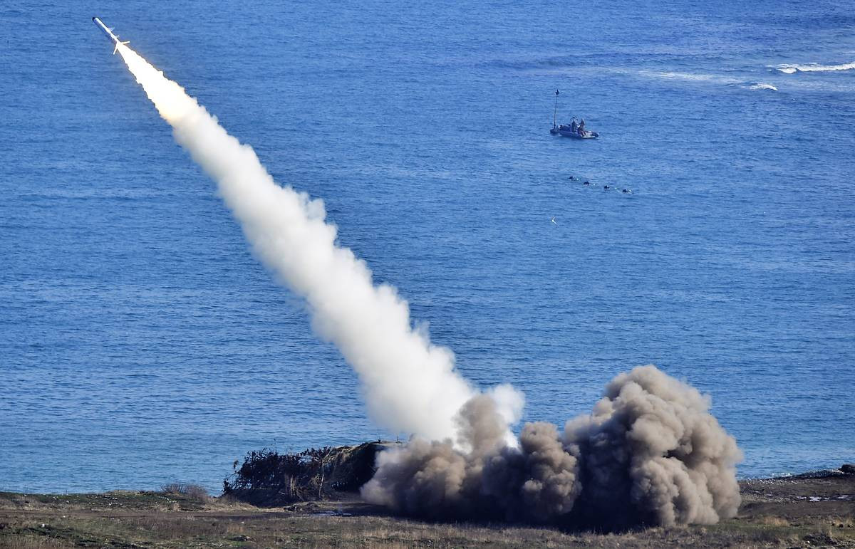 Về thiết kế tổng thể Rubezh-ME được thiết kế để kiểm soát các vùng biển và các khu vực eo biển; bảo vệ căn cứ hải quân, bảo vệ các mục tiêu khác và hạ tầng trên bờ; bảo vệ bờ biển trên những hướng đối phương có thể đổ bộ các tàu chiến của đối phương trong phạm vi tấn công 120km. Nguồn ảnh: bmpd.