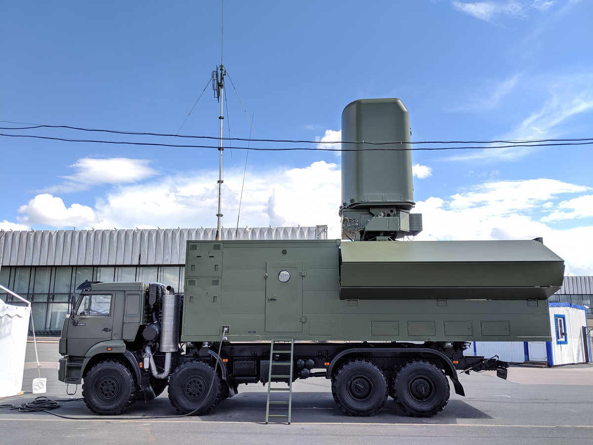 Ngoài việc sử dụng tên lửa Kh-35, công ty Kaluga còn được tích hợp luôn radar điều khiển hỏa lực (TELAR) đi kèm đó là một tổ hợp radar trinh sát bờ biển Monolith-B. Phương án này giúp mỗi xe phóng của Rubezh-ME như một tổ hợp thu nhỏ, có khả năng độc lập tác chiến rất cao, dễ dàng phân tán lực lượng rồi tập trung hỏa lực lại một vị trí mà không sợ bị đối phương đánh trả. Nguồn ảnh: bmpd.