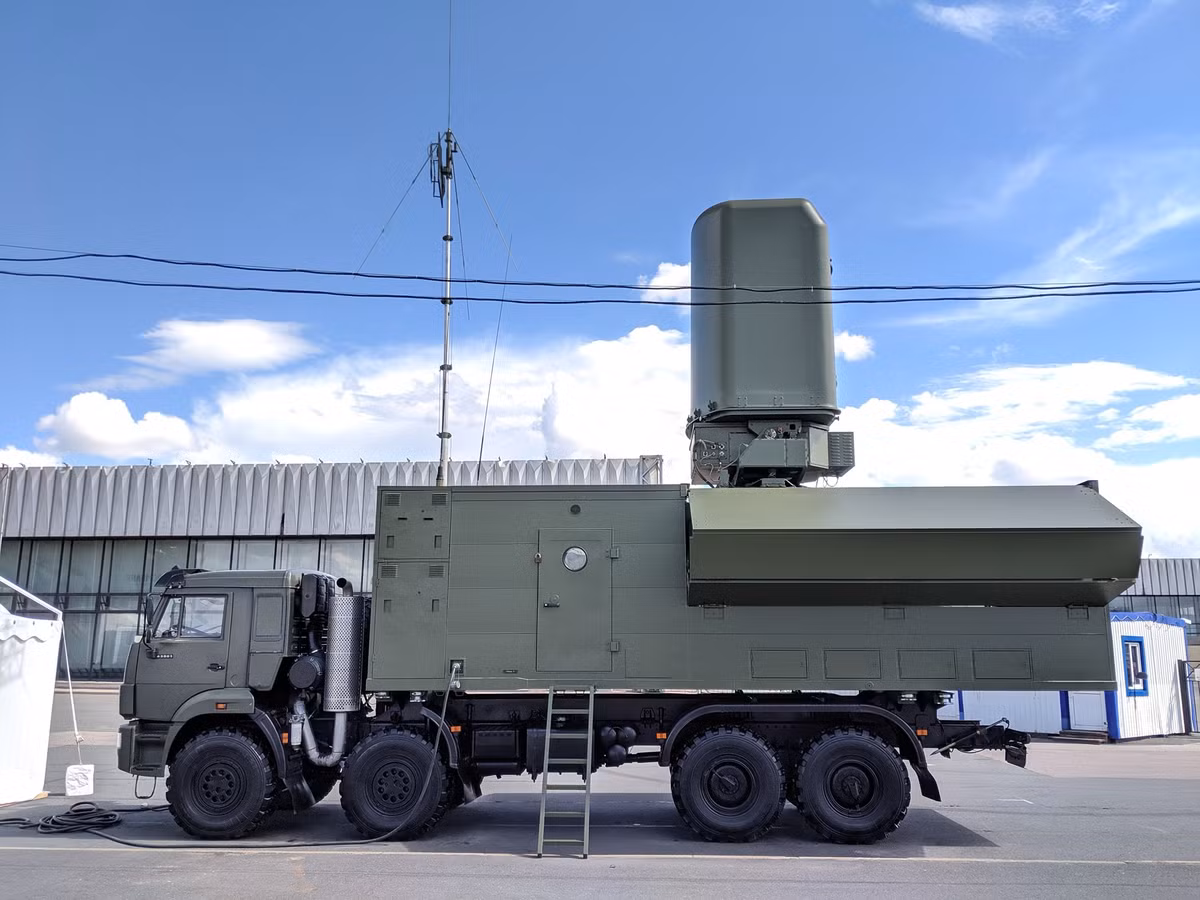 Ngoài việc sử dụng tên lửa Kh-35, công ty Kaluga còn được tích hợp luôn radar điều khiển hỏa lực (TELAR) đi kèm đó là một tổ hợp radar trinh sát bờ biển Monolith-B. Phương án này giúp mỗi xe phóng của Rubezh-ME như một tổ hợp thu nhỏ, có khả năng độc lập tác chiến rất cao, dễ dàng phân tán lực lượng rồi tập trung hỏa lực lại một vị trí mà không sợ bị đối phương đánh trả. Nguồn ảnh: bmpd.