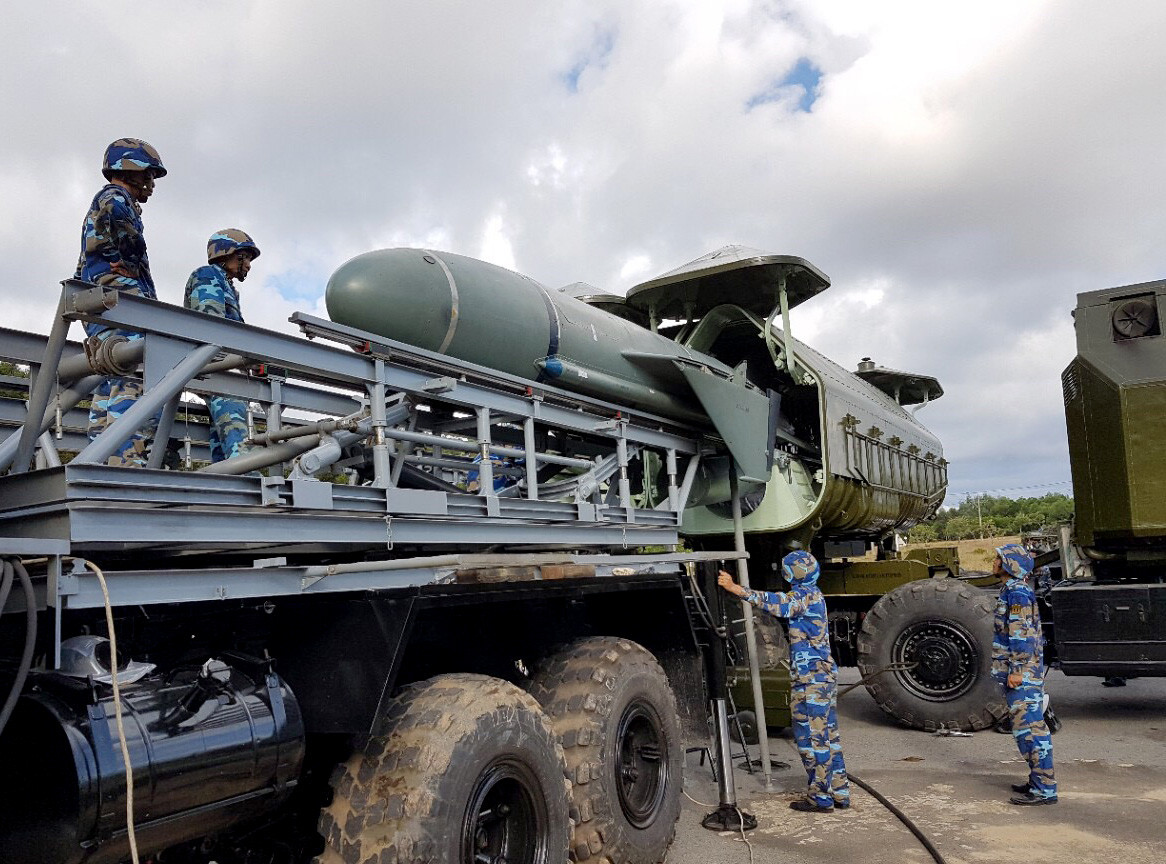 Được biết hiện tại 4K51 Rubezh là một trong ba tổ hợp tên lửa phòng thủ bờ biển mạnh nhất của Hải quân Nhân dân Việt Nam, bên cạnh các tổ hợp K-300P Bastion-P và 4K44B Redut. Tuy nhiên so với các hai tổ hợp vừa nêu 4K51 Rubezh có phần lỗi thời hơn và chỉ được trang bị tên lửa chống hạm P-15. Nguồn ảnh: bmpd.