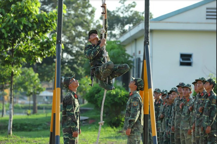 Các chiến sĩ Trung đoàn 31, Sư đoàn 309, Quân đoàn 4 rèn luyện thể lực.