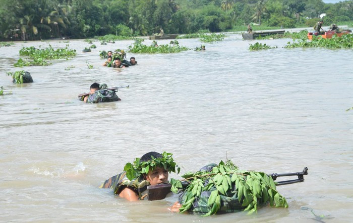 Bộ binh Trung đoàn 2, Sư đoàn 9 vượt sông bằng phương pháp bơi bao gói vũ trang trong hành quân diễn tập.