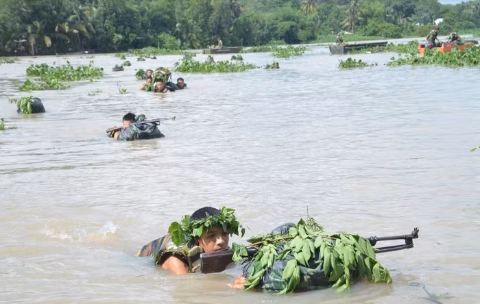 Bộ binh Trung đoàn 2, Sư đoàn 9 vượt sông bằng phương pháp bơi bao gói vũ trang trong hành quân diễn tập.