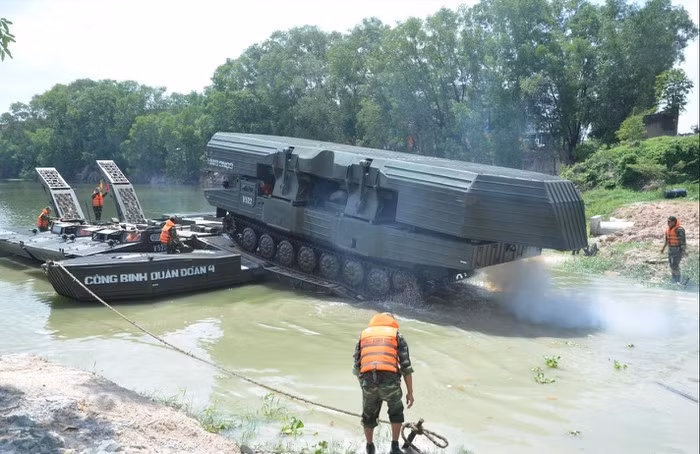 Lữ đoàn Công binh 550, Quân đoàn 4 triển khai phà tự hành bảo đảm vượt sông cho xe cơ giới.