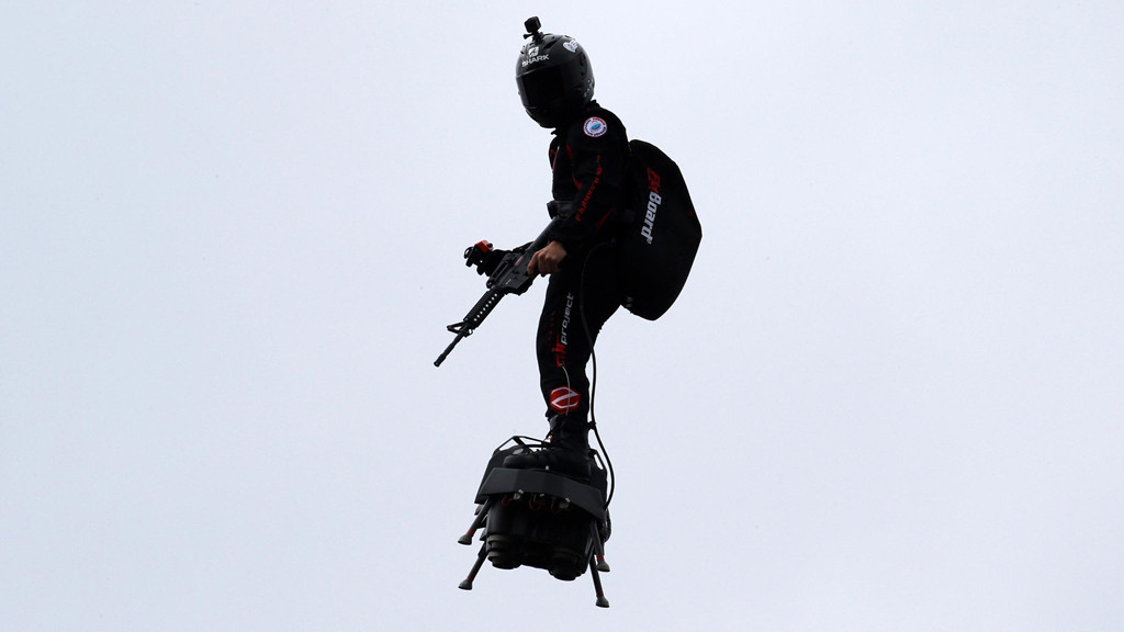 Các loại thiết bị bay cá nhân nhiều năm qua chỉ được xem như một công cụ mang tính trình diễn mà thiếu khả năng ứng dụng thực tế. Chúng gặp nhiều thách thức về thiết kế như khó thao tác trên không, tốn quá nhiều nhiên liệu để bay thời gian dài, các rủi ro an toàn khi "phi công" phải vác động cơ phản lực trên lưng. Ảnh: Reuters.