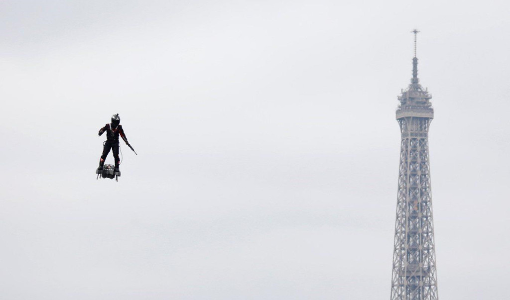 Trả lời đài phát thanh France Inter, Bộ trưởng Quốc phòng Pháp Florence Parly cho biết quân đội có thể thử nghiệm khả năng thiết bị này được dùng cho nhiều nhiệm vụ khác nhau, từ hậu cần đến tác chiến. Zapata năm 2017 từng tiết lộ đang làm việc với quân đội Mỹ để phát triển ứng dụng quân sự cho phát minh này. Ảnh: Reuters.