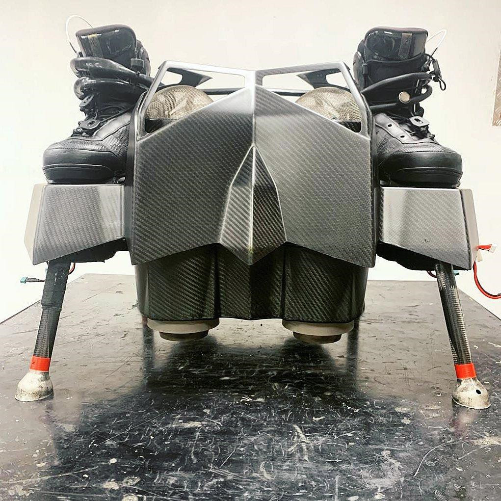 Thiết bị được Franky Zapata sử dụng mang tên Flyboard Air, chạy bằng động cơ sử dụng khí đốt, theo The Week. Ông mô tả phát minh của mình là "hệ thống bay cá nhân an toàn, dễ sử dụng, nhẹ và linh hoạt nhất từng được chế tạo". Zapata đã chứng minh lời nói của mình khi ông bay lượn dễ dàng trên đại lộ Champs Elysees trước sự chứng kiến của nhiều lãnh đạo châu Âu và truyền thông quốc tế. Ảnh: Instagram/ Frank Zapata.