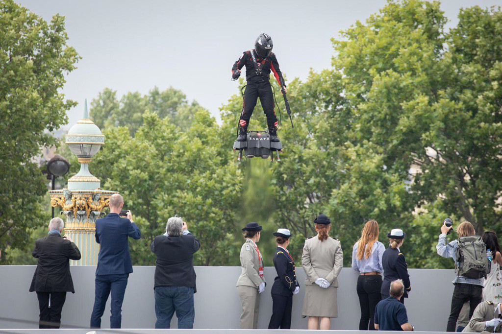 Trong một bài viết về phát minh của Zapata, được đăng trên trang Drive vào năm 2018, nhà khởi nghiệp người Pháp dường như đã giải quyết được nhiều thách thức kỹ thuật đặt ra cho thiết bị bay cá nhân. Ông sử dụng đến 7 động cơ phản lực được điều khiển bằng máy tính. Chúng gửi dữ liệu bay về một thiết bị tương tự máy tính bảng. Ảnh: Reuters.