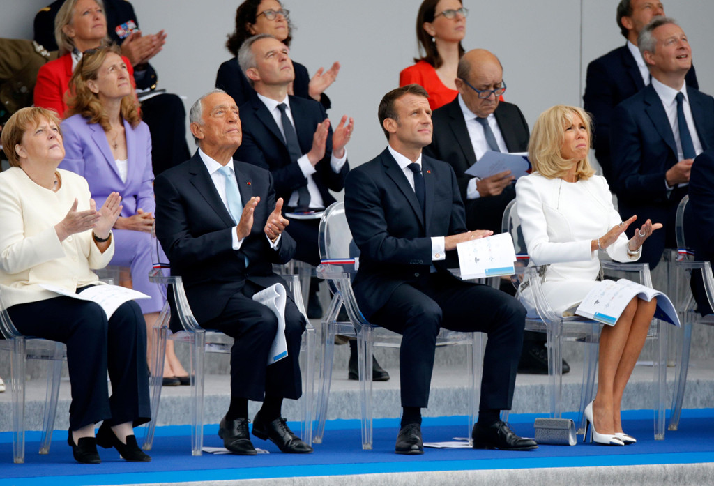 Dù gây ấn tượng mạnh tại sự kiện hoành tráng ở Paris, thiết bị do Franky Zapata sáng chế vẫn gặp khó khăn lớn về mức giá. Theo Drive, một bộ thiết bị bay để trang bị cho quân nhân có thể tốn gần 250.000 USD. Bên cạnh đó, ván bay này cũng chưa giải quyết được nhiều yêu cầu đặc biệt về quân sự như giảm tiếng ồn, thiếu các biện pháp tránh đạn, cũng như thiếu tính thiết thực khi đã quân đội có trực thăng vận tải. Ảnh: Reuters.