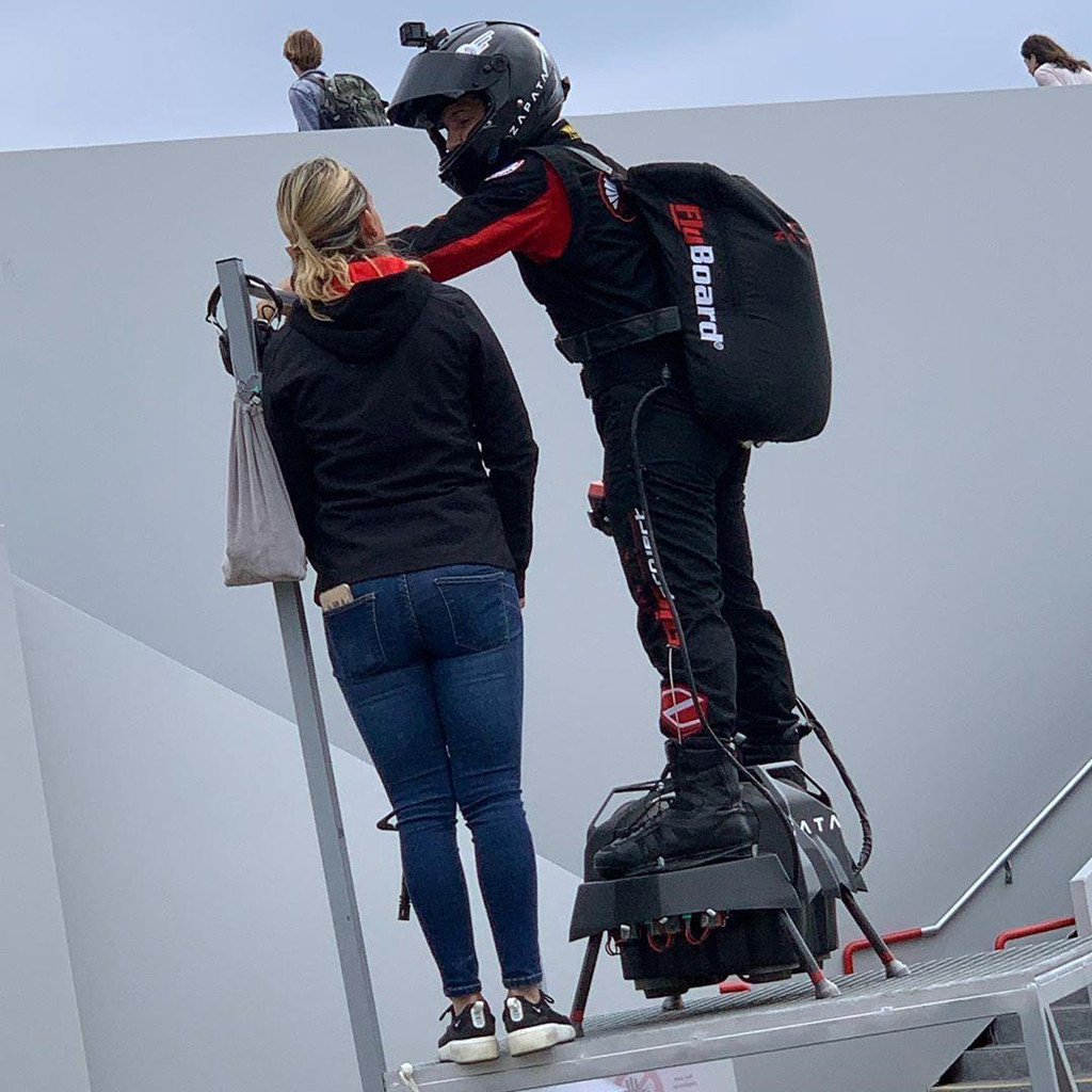 Franky Zapata chuẩn bị cho màn trình diễn buổi lễ kỷ niệm 230 năm ngày người dân phá ngục Bastille trong Cách mạng Pháp năm 1789. Theo tiết lộ của Gizmodo, khẩu súng mà Zapata mang theo chỉ có băng đạn rỗng. Việc cầm súng mang ý tính tượng trưng cho khả năng sử dụng phát minh này cho các nhiệm vụ quốc phòng và an ninh. Ảnh: Instagram/ Franky Zapata.