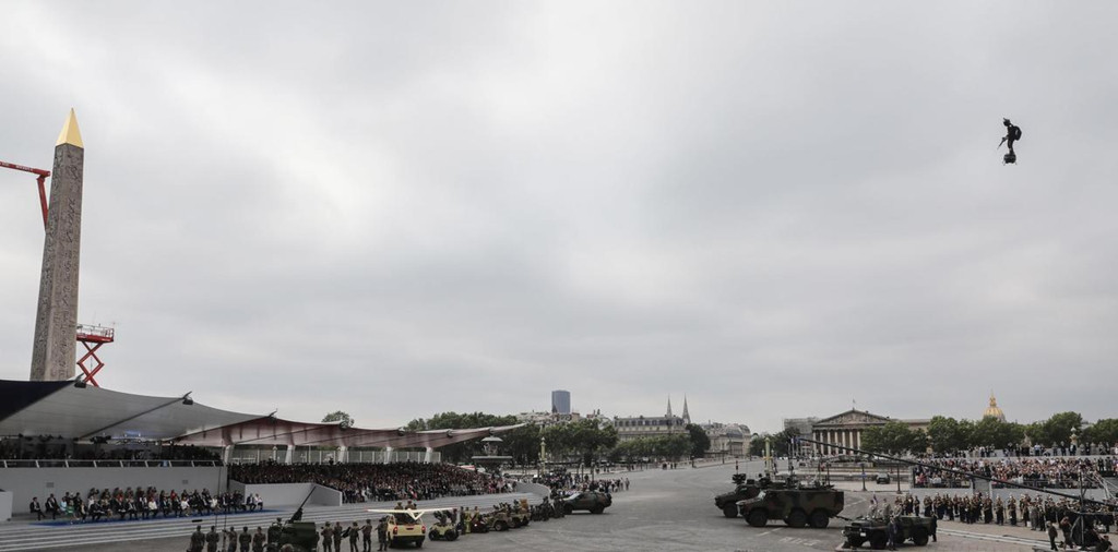 Giờ đây, nhà phát minh kiêm nhà khởi nghiệp người Pháp đang chuẩn bị sử dụng "ván bay" vượt qua eo biển Anh. Chyến bay chỉ có một lần tiếp nhiên liệu ở giữa hành trình. Sự kiện sẽ diễn ra vào ngày 25/7, kỷ niệm 110 năm ngày nhà tiên phong của ngành hàng không Louis Bleriot có chuyến bay đầu tiên qua eo biển Anh. Ảnh: AFP.