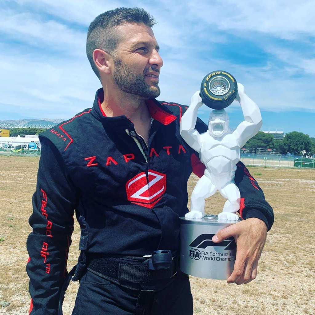 Khi Zapata mới bắt tay vào việc phát triển thiết kế của mình, ông chỉ nhắm đến một thiết bị có khả năng lướt trên mặt nước, gắn liền với niềm đam mê lướt ván của bản thân. Ảnh: Instagram/Franky Zapata.