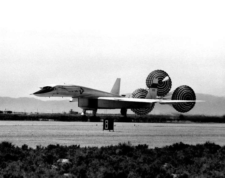 XB-70A Valkyrie: XB-70A Valkyrie là một chiến đấu cơ cánh tam giác tốc độ cao trong giai đoạn thử nghiệm với tốc độ gấp 3 lần âm thanh (3,08 Mach) và có thể bay cao tới 21.336 mét. Tuy nhiên, giới hạn về ngân sách đã khiến chương trình phát triển loại máy bay này của Mỹ vẫn chỉ ở giai đoạn nghiên cứu.