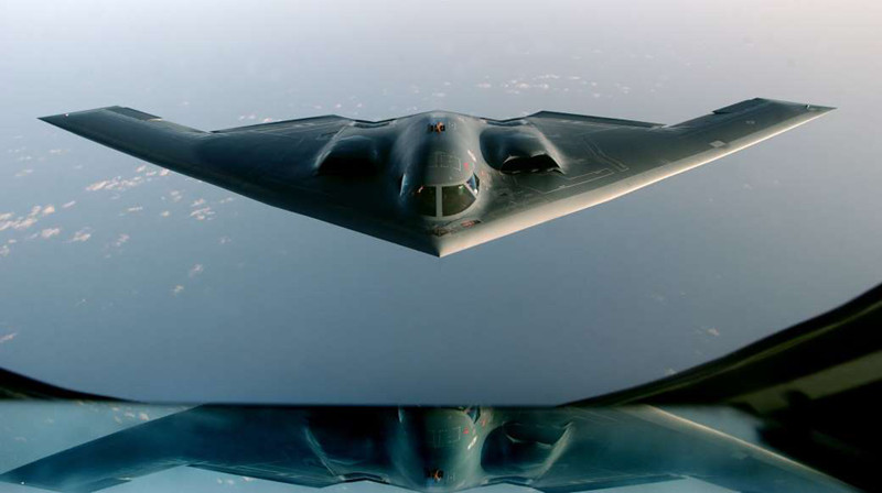 B-2 Spirit Stealth Bomber: Được mệnh danh là "bóng ma bầu trời", máy bay ném bom tàng hình B-2 Spirit có khả năng xâm nhập sâu vào hệ thống phòng thủ tinh vi của kẻ thù. Chiến đấu cơ này tham chiến năm 1999 và tham gia vào nhiều chiến dịch của Mỹ ở Kosovo, Iraq và Libya. Tốc độ của B-2 Spirit đạt 0,95 Mach.