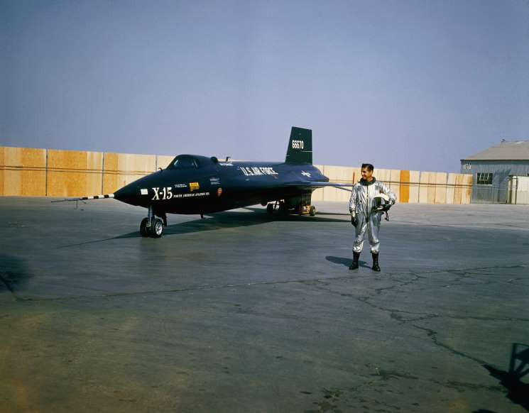 X-15: Máy bay sử dụng động cơ tên lửa này là sản phẩm phối hợp giữa NASA và Không quân Mỹ có tốc độ đạt 6,72 Mach và bay được ở độ cao 31.120 mét.