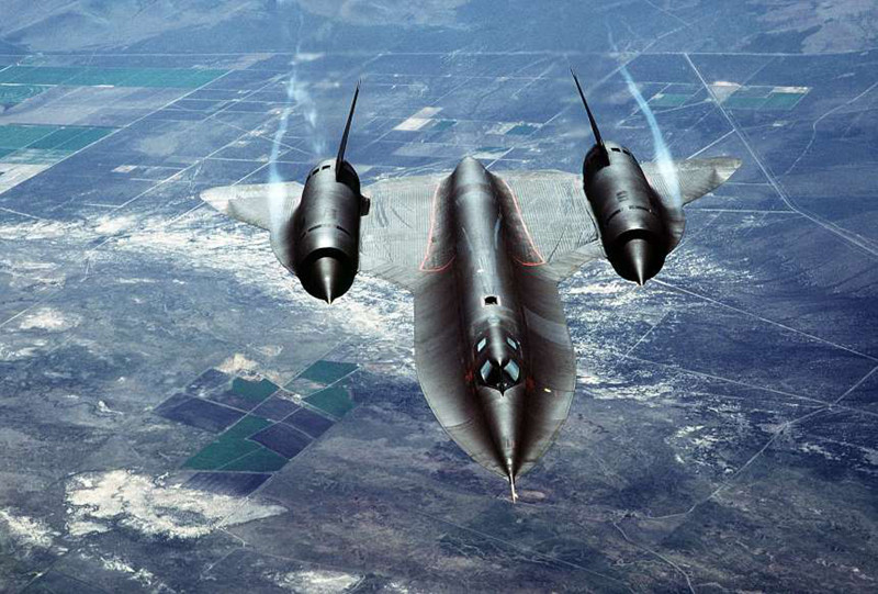SR-71: "Chim đen" SR-71 giữ kỷ lục là chiến đấu cơ có người lái bay nhanh nhất và cao nhất từ năm 1976 khi đạt độ cao 25.929 mét và tốc độ 3,5 Mach. Loại máy bay này phục vụ trong Không quân Mỹ từ năm 1964 - 1998.