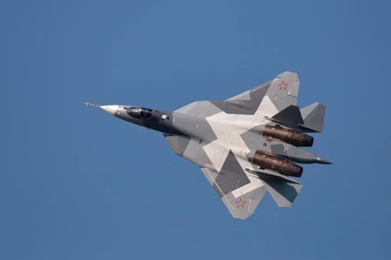 Su-57: Trong số những chiến đấu cơ nhanh nhất thế giới, không thể bỏ qua Su-57 của Không quân Nga với tốc độ đạt 2 Mach. Mặc dù cho tới nay Nga không công bố nhiều thông tin về máy bay chiến đấu này song nó được cho là đủ khả năng để sánh ngang với F-15, F-35 Lightning II và F-22 Raptor của Mỹ.