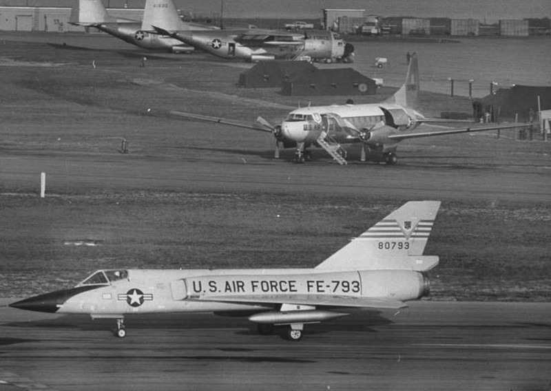 F-106 Delta Dart: F-106 Delta Dart là chiến đấu cơ được thiết kế để đánh chặn trong mọi loại thời tiết. Máy bay chiến đấu này từng là một phần trong Không quân Mỹ từ những năm 1960 đến những năm 1980 với tốc độ đạt 2,39 Mach.