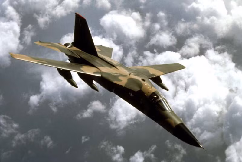 F-111: Có thể hoạt động với tốc độ 2,5 Mach ở độ cao 20.100 mét, F-111 được phát triển vào những năm 1960 phục vụ Không quân Mỹ và những năm 1970 cho Australia. Dù vậy, các chiến đấu cơ này đã bị loại biên vào những năm 1990.