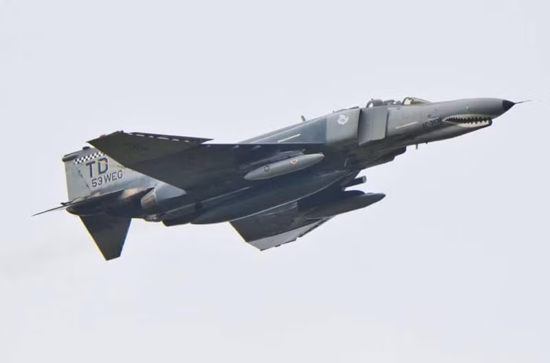 F-4 Phantom II: Mặc dù đã bị loại biên vào năm 1996 song chiến đấu cơ của Mỹ này vẫn phục vụ trong quân đội một số quốc gia như Nhật Bản, Hàn Quốc và Hy Lạp. Loại máy bay này có tốc độ đạt tới 2,23 Mach.