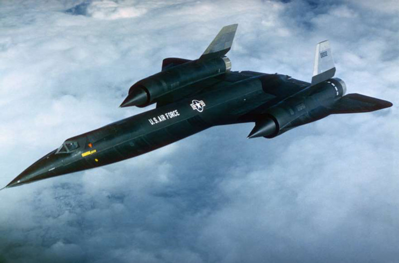 Lockheed YF-12: Được thiết kế theo mô hình của một máy bay đánh chặn, YF-12 "ghi danh" vào kỷ lục thể giới về tốc độ và độ cao khi đạt 3,35 Mach và có thể bay cao tới 24.400 mét cho tới khi kỷ lục này bị phá vỡ bởi chiến đấu cơ SR-71 kế nhiệm.