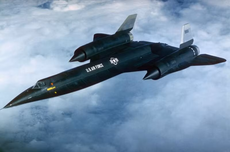 Lockheed YF-12: Được thiết kế theo mô hình của một máy bay đánh chặn, YF-12 "ghi danh" vào kỷ lục thể giới về tốc độ và độ cao khi đạt 3,35 Mach và có thể bay cao tới 24.400 mét cho tới khi kỷ lục này bị phá vỡ bởi chiến đấu cơ SR-71 kế nhiệm.