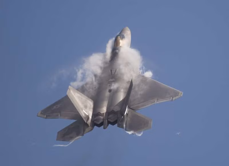 F-22 Raptor: Được phát triển bởi tập đoàn Lockheed Martin, F-22 được ngợi ca là chiến đấu cơ hiện đại nhất đang hoạt động hiện nay. Siêu tiêm kích thế hệ thứ 5 này có tốc độ là 2,25 Mach.