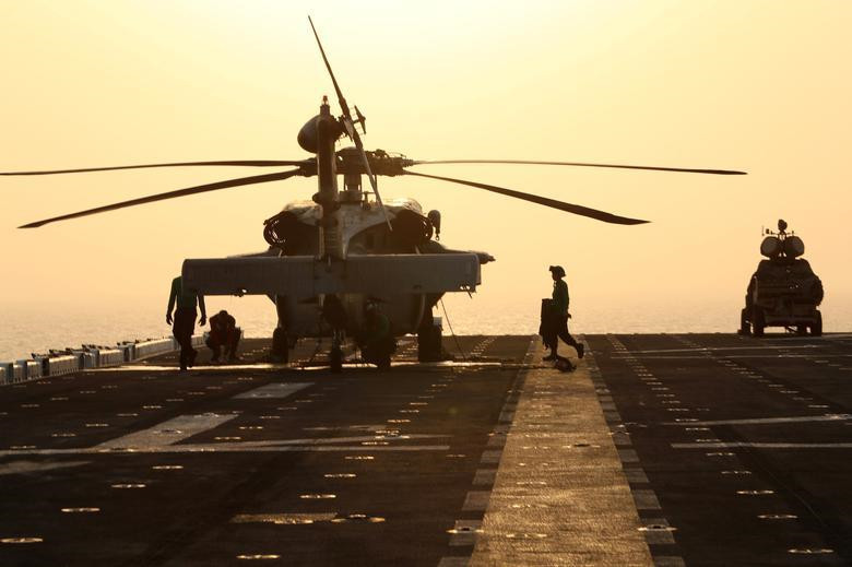 Trực thăng MH-60S Sea Hawk sau khi hạ cánh trên boong tàu USS Boxer trên biển Arab ngoài khơi Oman ngày 16/7. Trực thăng Seahawk, Super Stallion và Ospreys gầm rú, cất cánh hàng chục chuyến mỗi ngày, tiến hành những nhiệm vụ tuần tra, giám sát di chuyển của các tàu thương mại cũng như tàu chiến đối phương tại eo biển Hormuz, theo CNN.