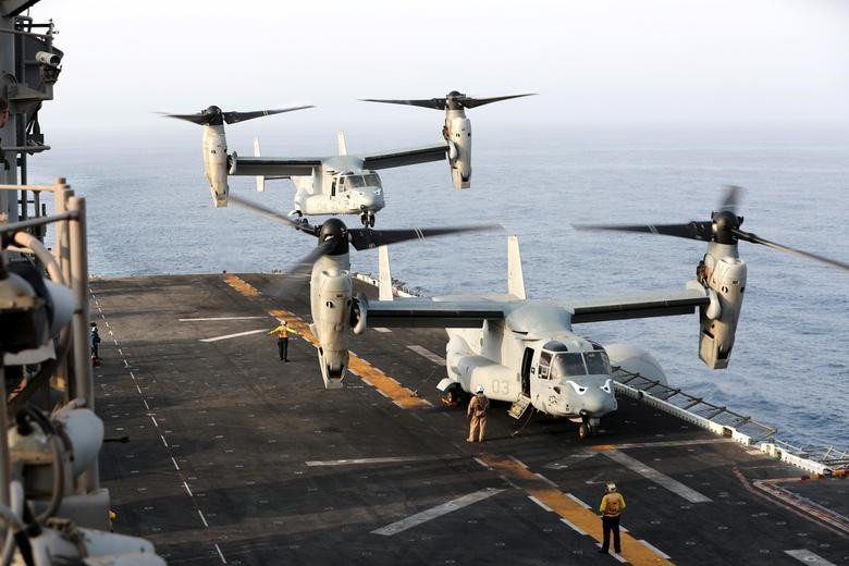Các máy bay MV-22 Osprey đang hạ cánh trên boong tàu USS Boxer. Tàu USS Boxer nằm trong nhóm tàu đổ bộ bao gồm các tàu chiến và lực lượng lính thủy đánh bộ. Ngày 18/7, nhóm tàu đi qua vịnh Oman đến eo biển Hormuz, với trực thăng bay trên để bảo đảm an toàn.