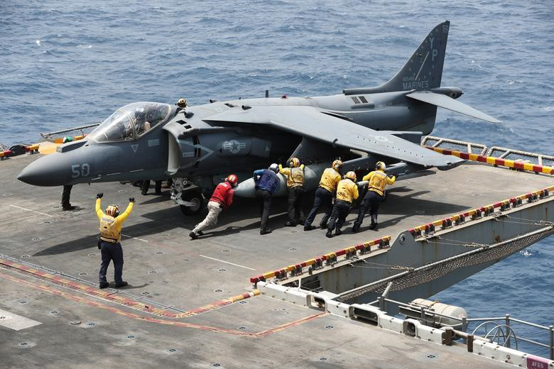 Hải quân Mỹ đẩy máy bay AV-8B Harrier trên boong tàu USS Boxer.