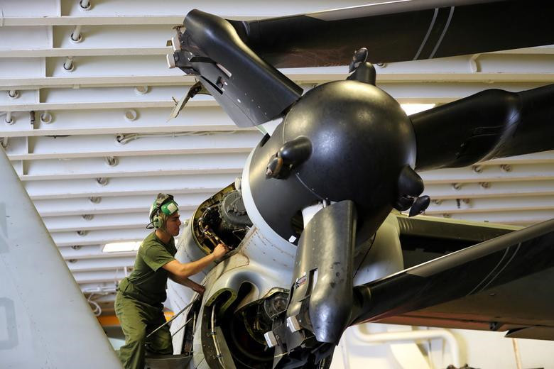 Một lính thủy đánh bộ Mỹ đang bảo trì máy bay MV-22 Osprey trên tàu USS Boxer. Nhóm tàu nói trên bao gồm USS John P. Murtha, USS Harpers Ferry và Đơn vị Lính thủy đánh bộ Viễn chinh số 11, bao gồm khoảng 4.500 thủy thủ và lính thủy đánh bộ.