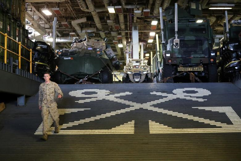 Một lính thủy đánh bộ Mỹ trên tàu USS Boxer ngày 16/7. Thuộc loại tàu đổ bộ tấn công, USS Boxer chở 2.500 binh sĩ Mỹ, trong đó có 1.500 lính thủy đánh bộ. Tàu đổ bộ này có số đại bác, xe tăng, đạn dược, cùng lực lượng tiêm kích và trực thăng tấn công đủ để tiến hành cuộc chinh phạt quy mô nhỏ tại bất cứ khu vực nào.