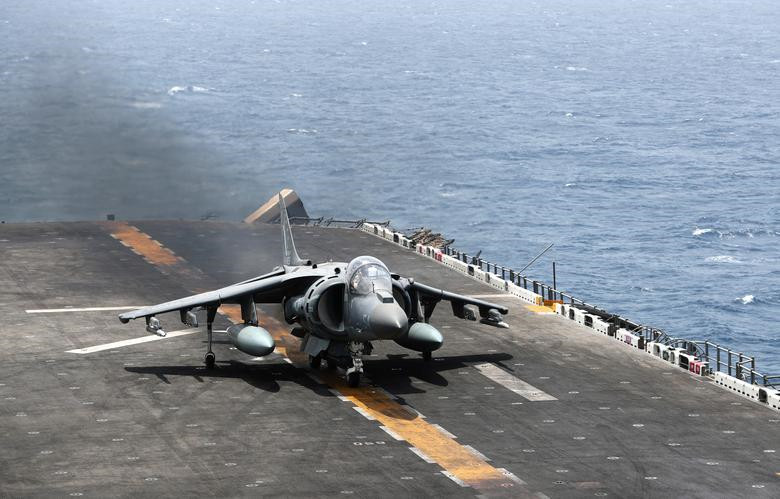 Một máy bay AV-8B Harrier đang cất cánh trên boong tàu USS Boxer.