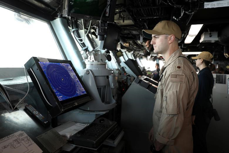 Một thủy thủ Mỹ trực ở radar trên tàu USS Boxer. Các cuộc tấn công tàu chở hàng gần eo biển Hormuz và các vụ bắt giữ tàu gây bất an tại tuyến hàng hải quan trọng kết nối dầu thô Trung Đông đến các thị trường toàn thế giới, theo Reuters. Eo biển Hormuz là nơi 1/5 lượng dầu thô thế giới đi qua, theo AP.